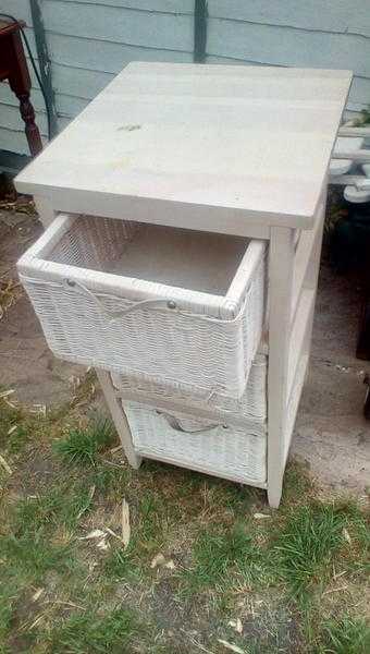 Chest of drawers three wicker front drawers. Approx H60 W40 D40. Off whitegrey