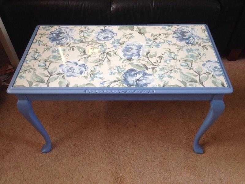 Chic blue coffe table with flower inlay