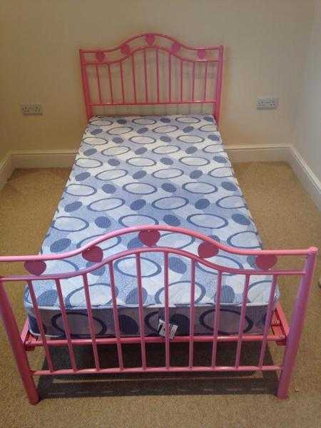 ChildGirls pink  heart frame single bed