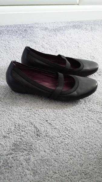 Clarks Black Shoes Size 5. Really Good Conditon