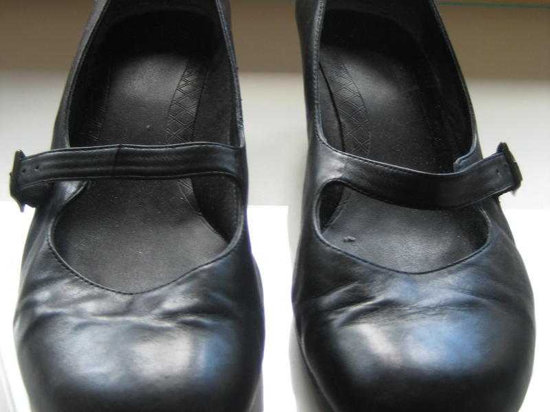 CLARKS BLACK SHOES - SIZE 8