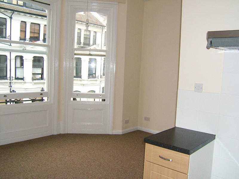 Clifton Hill area. Very clean 2 bedroom flat in a quiet building. Unfurnished. No bills inc.