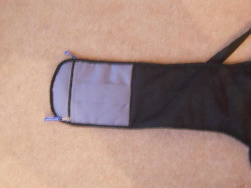 CLOTH GUITAR CASE WITH BACKPACK-TYPE STRAPS