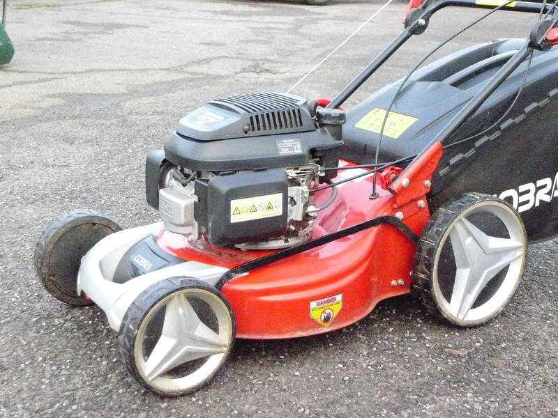 Cobra Lawn Mower with Honda GCV135E 4-Stroke Engine