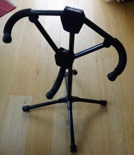 Collapsible guitar stand