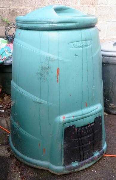 COMPOST BIN WLID AND PLASTIC DUSTBIN WLID