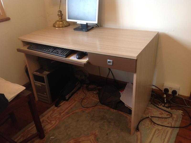 COMPUTER DESK