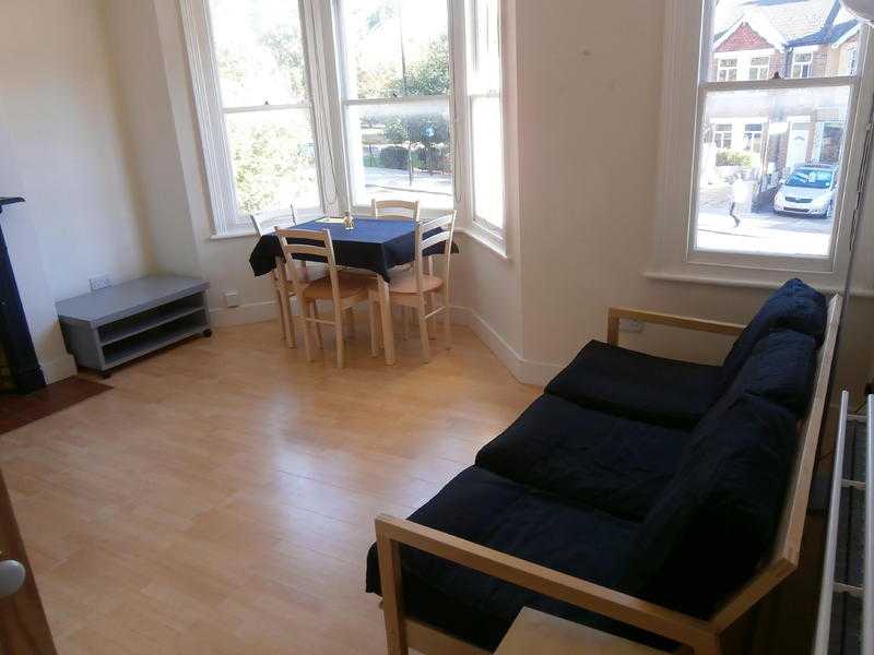 Converted 1st Floor 2 Double Bed Flat Open KitchenDiningSitting BathShower VeryNearTubeBusShopsPark