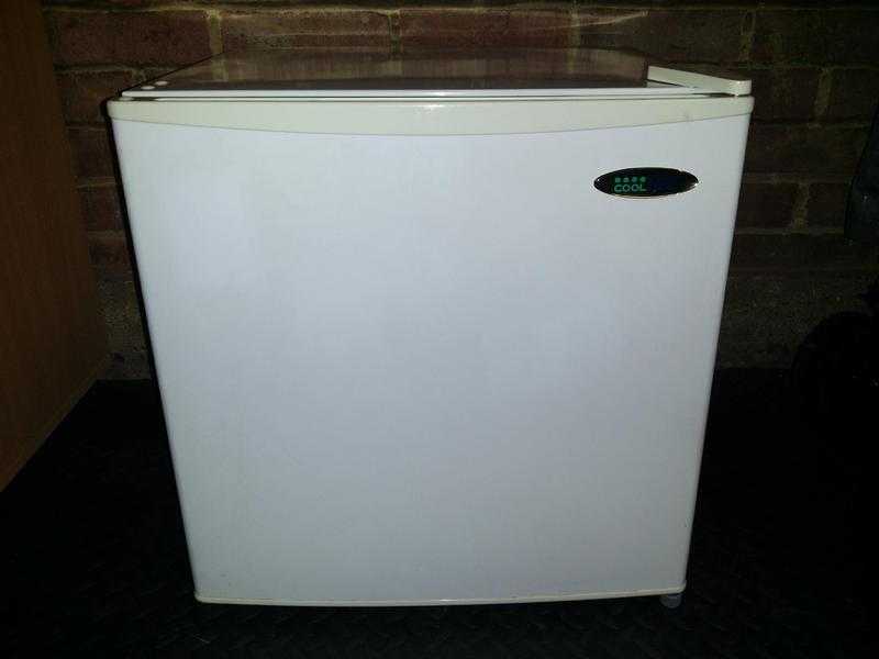 Coolzone Mini quot Table Top quot FridgeFreezer.