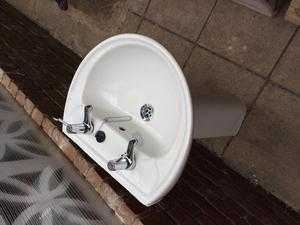 Corner Basin and Pedestal White