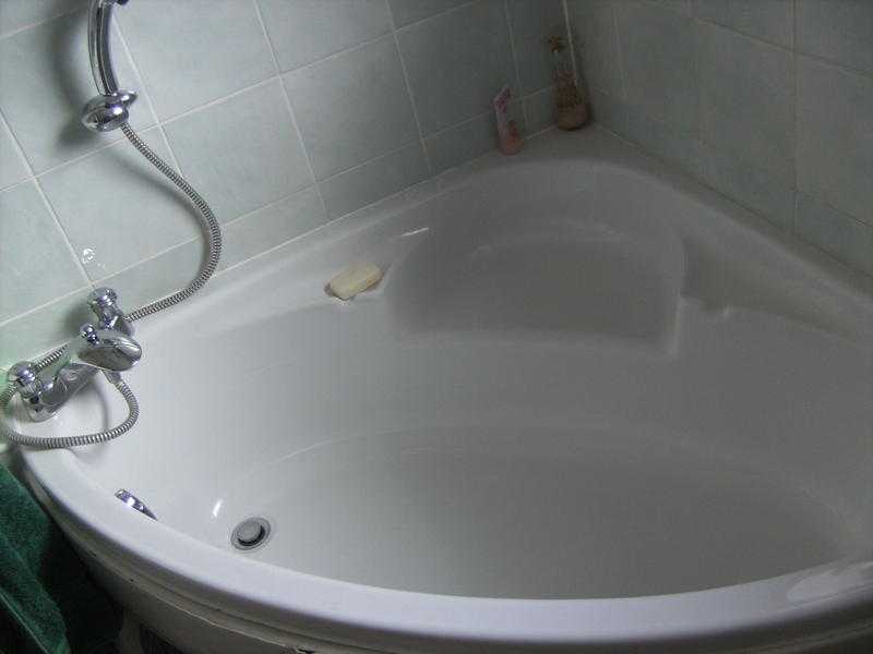 Corner Bath - White