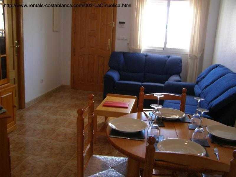 Costa Blanca, Spain. 1st floor apt, English TV, Wi-Fi, communal pool, sleeps up to 6 (SM003)