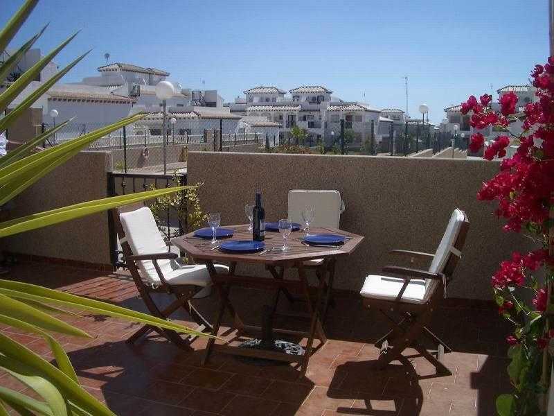 Costa Blanca, Spain. Ground floor apartment with ac, Wi-Fi, English TV, sleeps 4, from 225 (SM016)