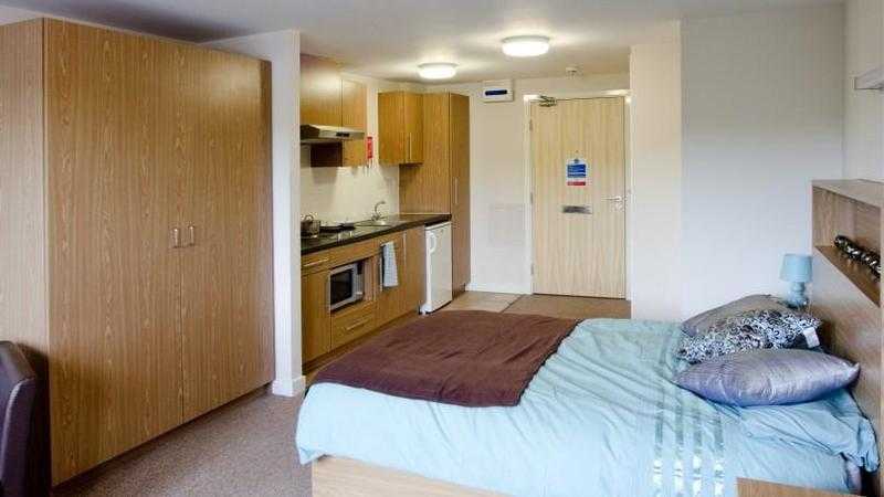 Couple looking studio flat in Tunbridge Wells