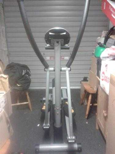 CROSS TRAINER