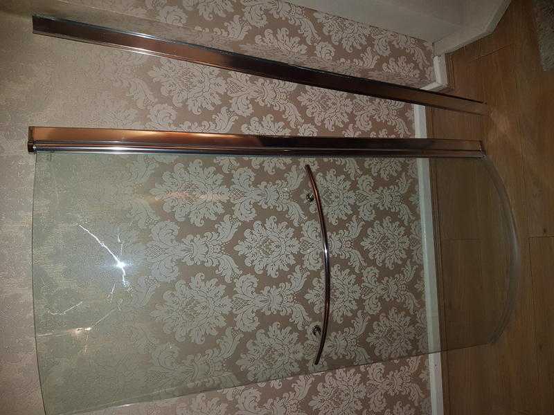 Curved Bath Shower Screen With Towel Rail (reversible)