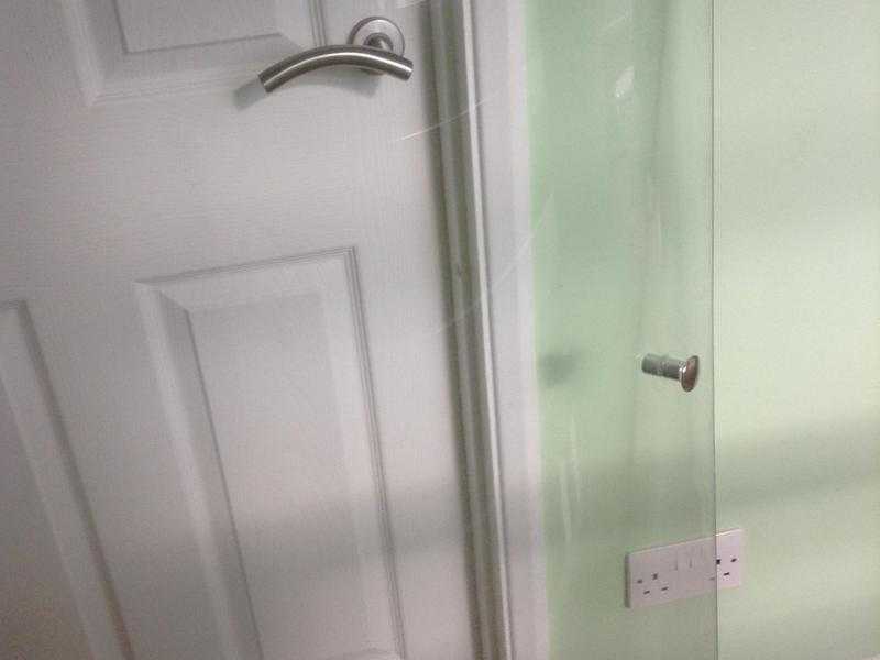 Curved glass shower screen