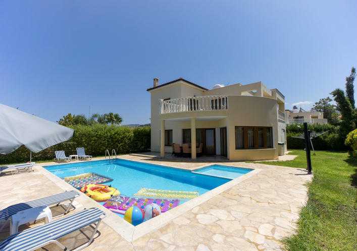 Cyprus, Paphos. Beach 20m. Exquisite 3 bed 3 bath villa, heated pool. Free Wi-Fi