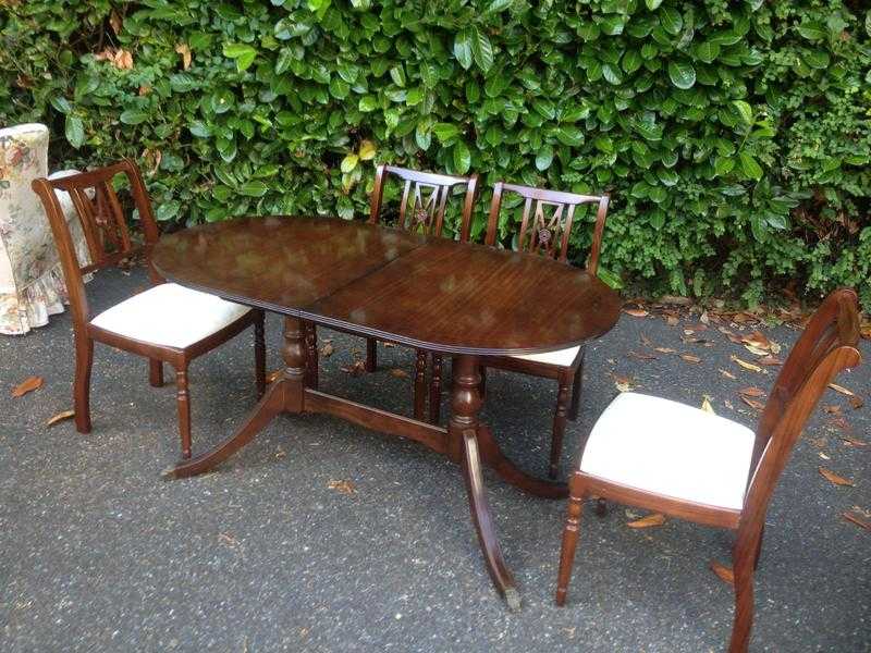 Dark mahogany Extending Dining Table with 4 Chairs