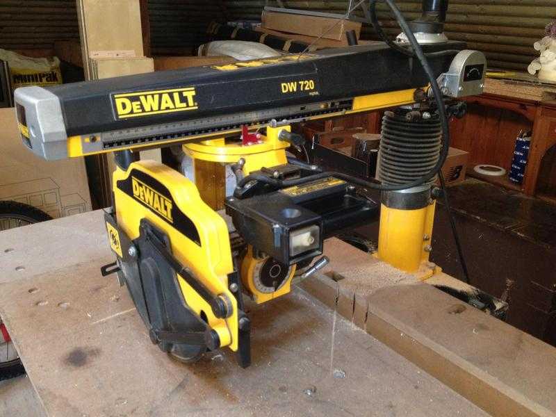 DE WALT RADIAL ARM SAW DW720