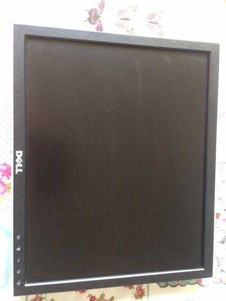 Dell Computer Monitor Screen 17 Inch x 3 with stands