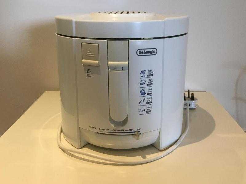 Delonghi Electric deep fryer F26, very clear and in very good working condition