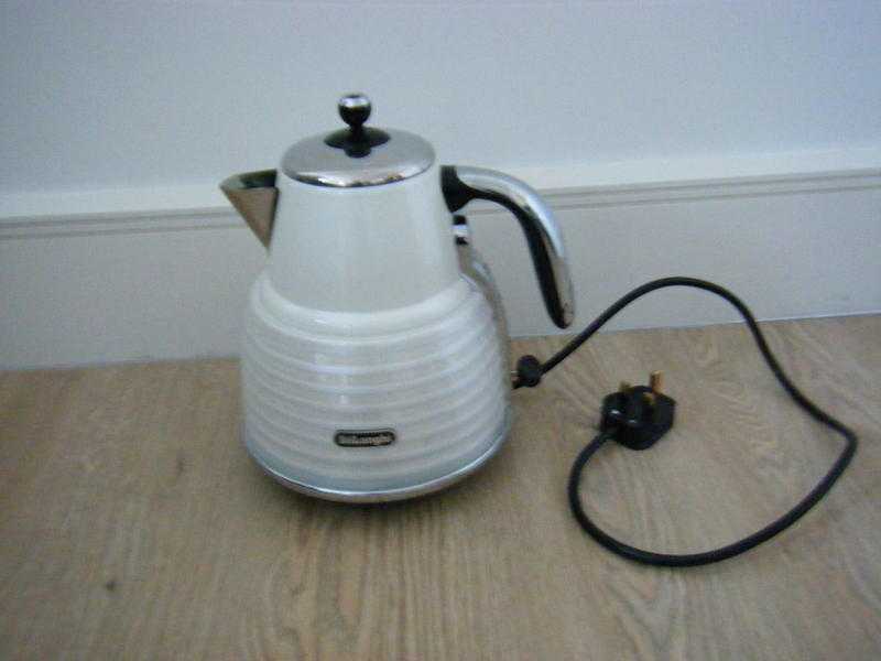 deLonghi off white kettle