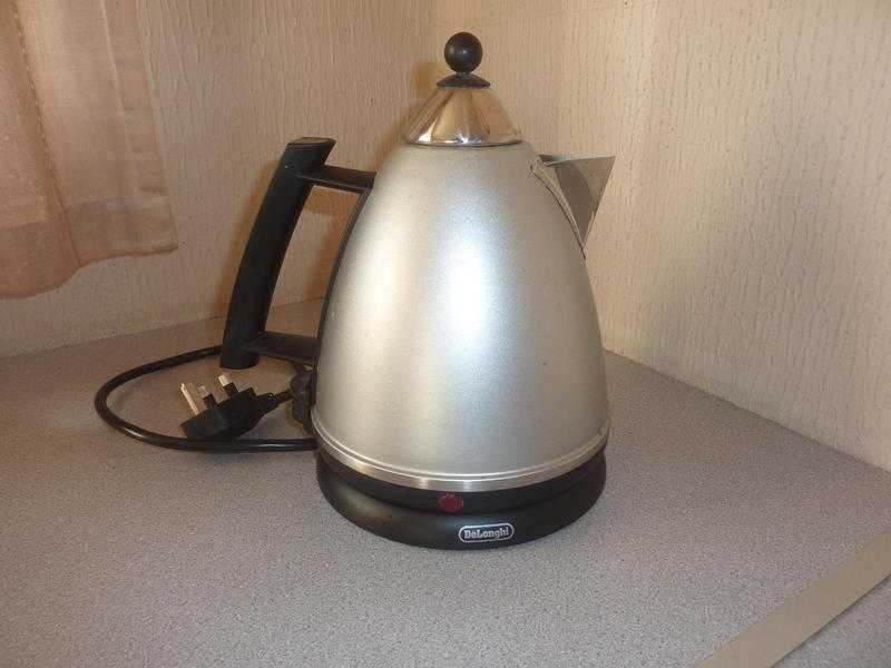 Delonghi stylish kettle (costs upto 50 in shops, located newick not lewes)