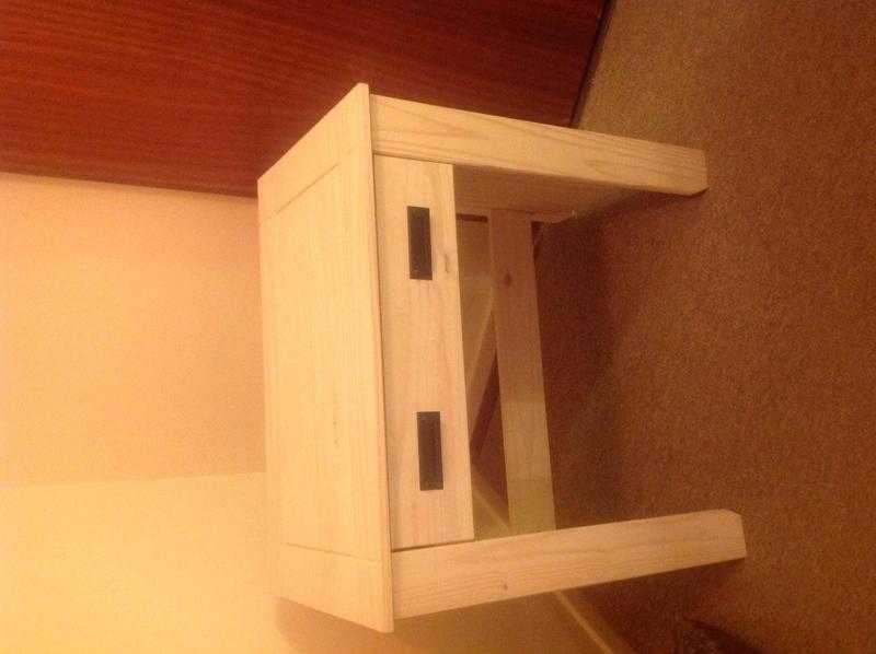 Deskdressing table. White wash finish, with one single drawer.