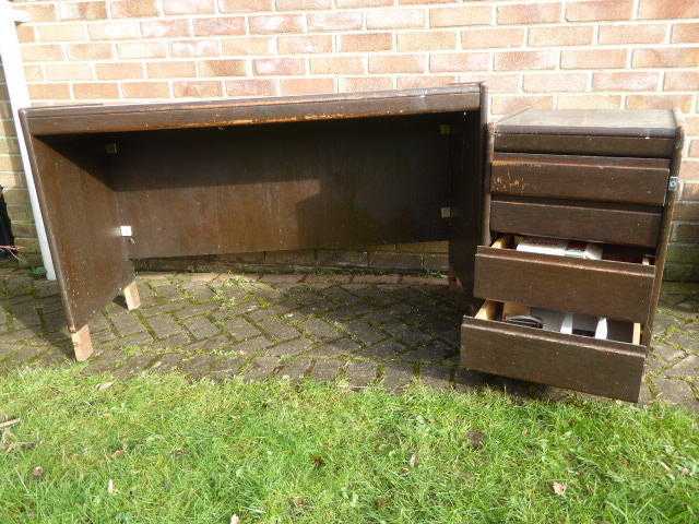 Desktable and 4 drawer unit.