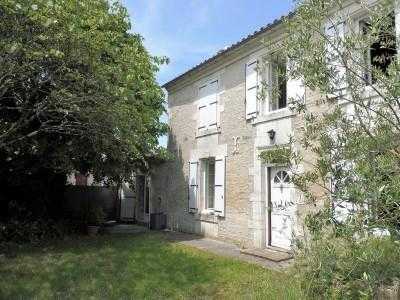 Detached, stone, house, 3 bed, 2 bath, pool, studio, art studio, garage, lrg gardens. 5km Jarnac.