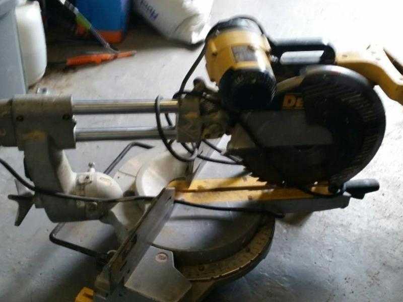 DeWalt 110V 305mm Compound Slide Mitre Saw with stand