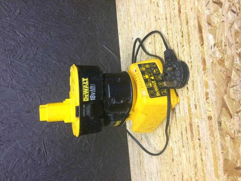 DeWALT DE9130 7.2-18V NiCdNiMH 30-Minute Charger  2x 18v batteries