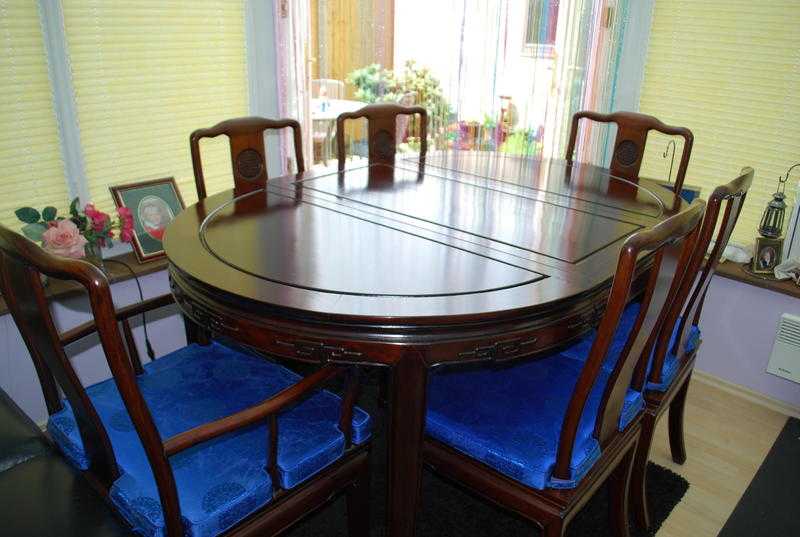 Dining room table and 4 chairs  2 carver039s