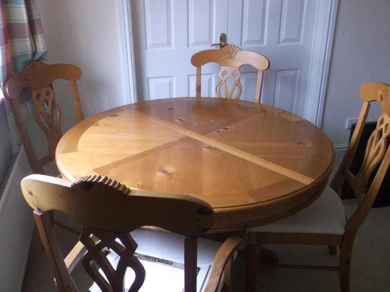 Dining Room Table and 6 Chairs