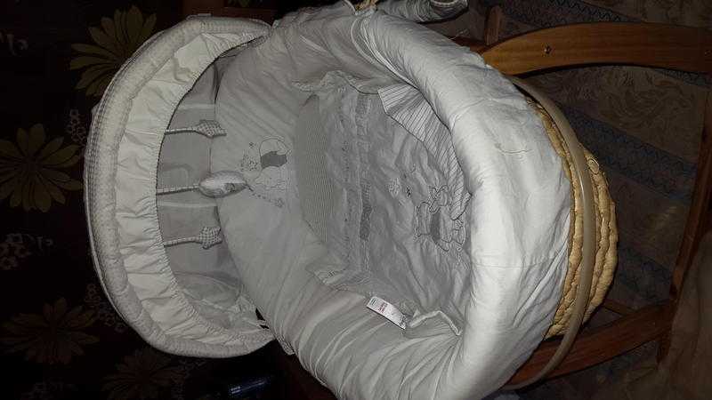 Disney winie pooh moses basket