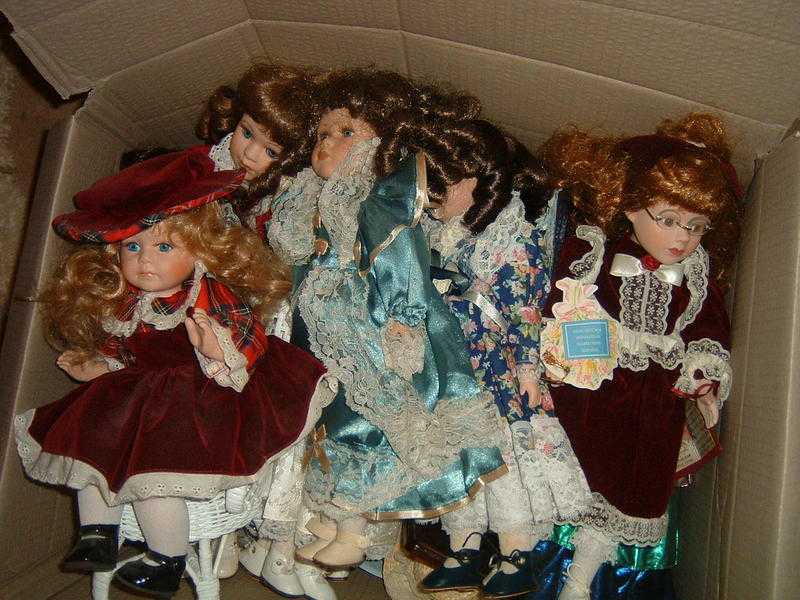 Dispay dolls