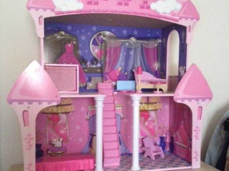 Dolls House with accessories