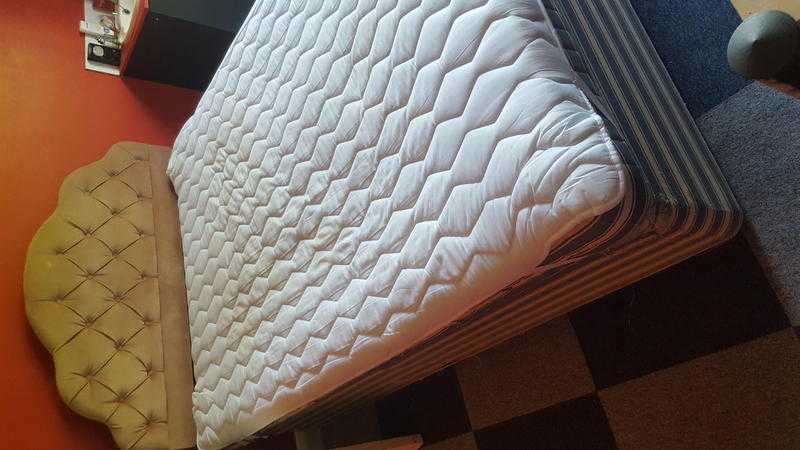 Double bed, mattress and mattress protector