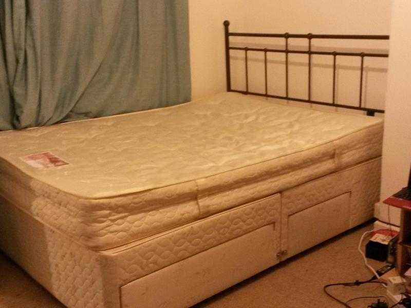 Double bed with 4 drawers