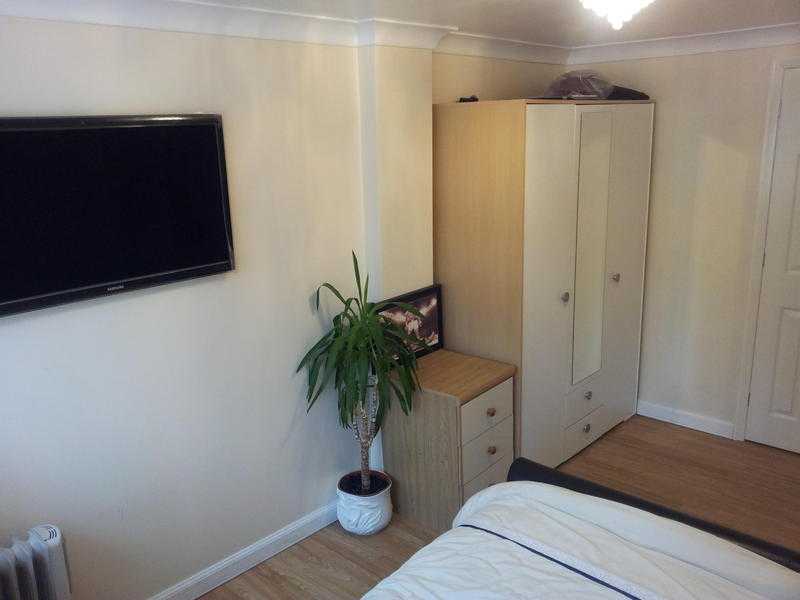 Double bedroom with en-suite shower room