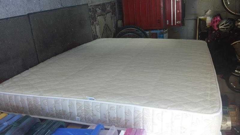 Double mattress. Hardly used. Petsmoke free.