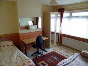 Double room, 3 mins to train amp buses, quiet road, free parking