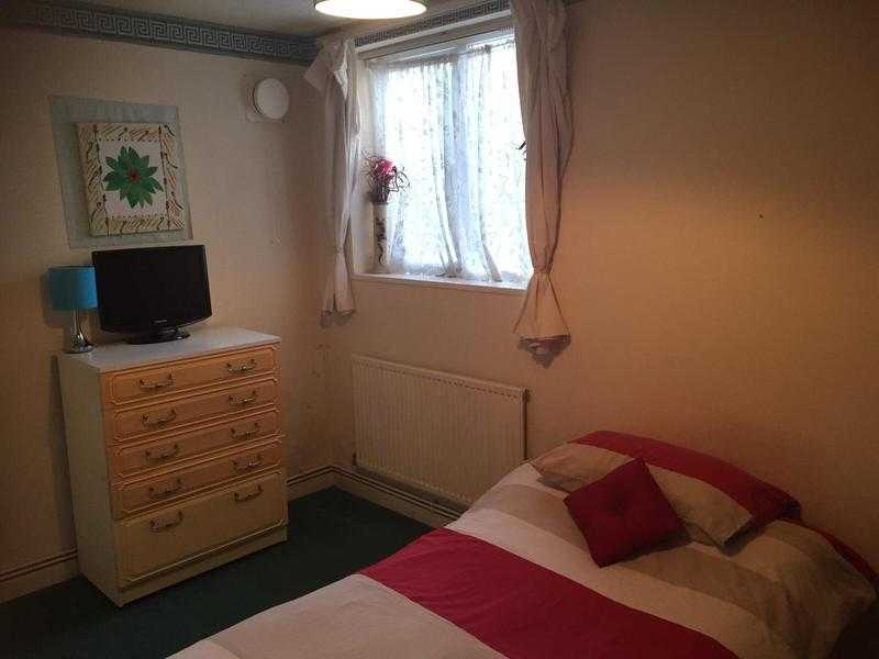 Double Room for Rent in Family Home, Central Brighton (Available from 6th of December)