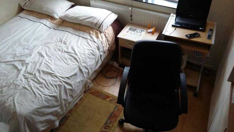 Double Room For Rent in Furnace Green Crawley