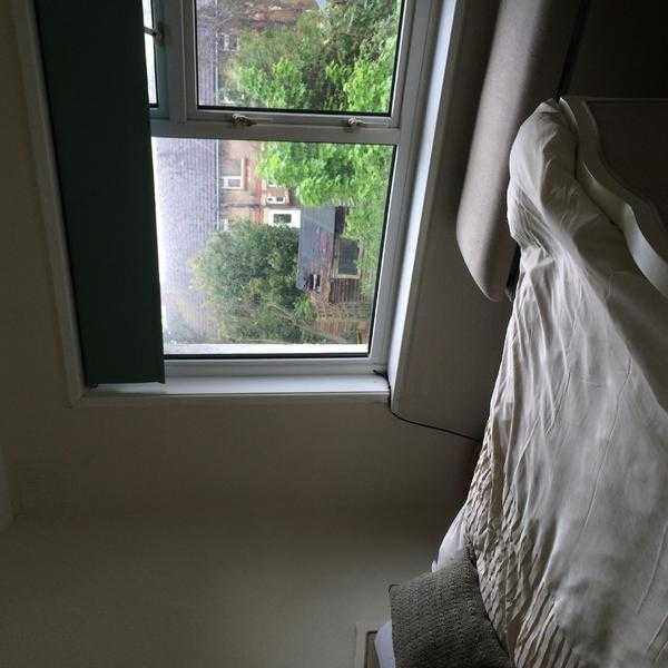 Double room hove for female. parkinggardenstoragewifi