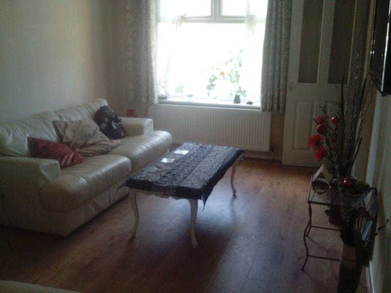 Double room in family house cottingham rd inc all bills sky tv.