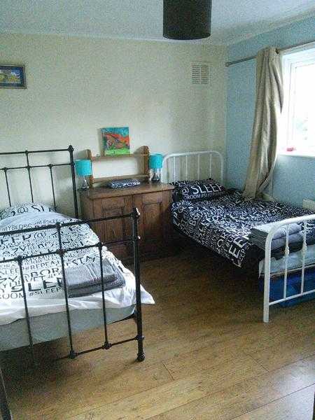 Double room to rent in family home