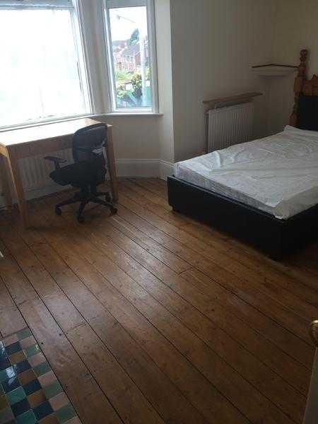 Double room to rent in Tonbridge close to station with street parking