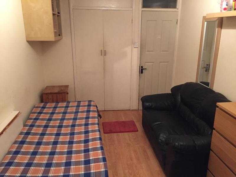 Double room to share 320 Pm Available from April Clapham Junction